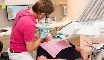 In de stoel bij de tandarts