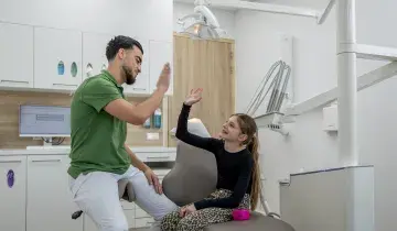 Tandarts kind high five