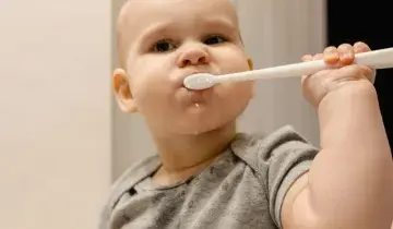 Baby tandje tandenpoetsen kind