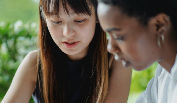 Twee vrouwen aan de studie