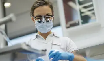 Tandarts loepbril kijken zien